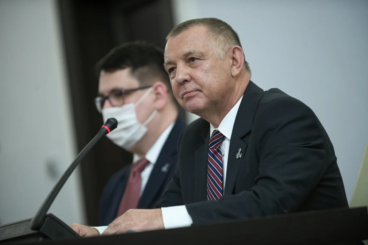 „Padłem ofiarą inwigilacji i to nielegalnej” – oświadczył przed senacką komisją ds. Pegasusa prezes Najwyższej Izby Kontroli Marian Banaś. „Obecna sytuacja prawna i faktyczna sprawia, że ofiarami nielegalnej inwigilacji może być każdy” – zaznaczył.