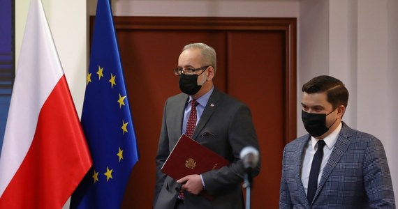 Rząd we wtorek ocenił pozytywnie poselski projekt ustawy o weryfikacji covidowej. Wskazał, że "zapewni bezpieczne warunki w zakładach pracy". Według ustalenia reportera RMF FM, to od losów tej ustawy swoją przyszłość w rządzie uzależnia minister zdrowia Adam Niedzielski.