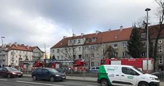 Do tragicznego pożaru doszło we wtorek przed południem w kamienicy we Wrocławiu. Mimo pomocy służb ratunkowych zginęła kobieta.