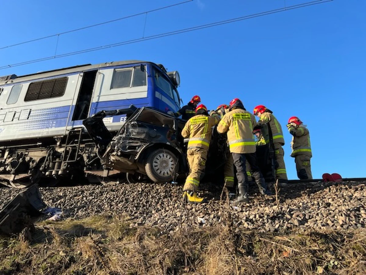 Niedaleko Kutna (woj. łódzkie) na niestrzeżonym przejeździe kolejowym auto osobowe wjechało pod pociąg. "Zginęła 39-latka kierująca samochodem. Rannych zostało dwoje dzieci w wieku 8 i 9 lat" - powiedział rzecznik straży pożarnej mł. bryg. Jędrzej Pawlak.