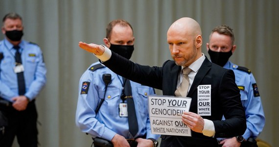 Zmienił się i na wolności nie będzie już stosował przemocy – zapewniał przed sądem Anders Breivik, który odsiaduje wyrok 21 lat więzienia za zabójstwo 77 osób w 2011 roku. Norweg ubiega się o wcześniejsze, warunkowe zwolnienie. Wchodząc na salę rozpraw w Skien pozdrowił zebranych hitlerowskim gestem. 