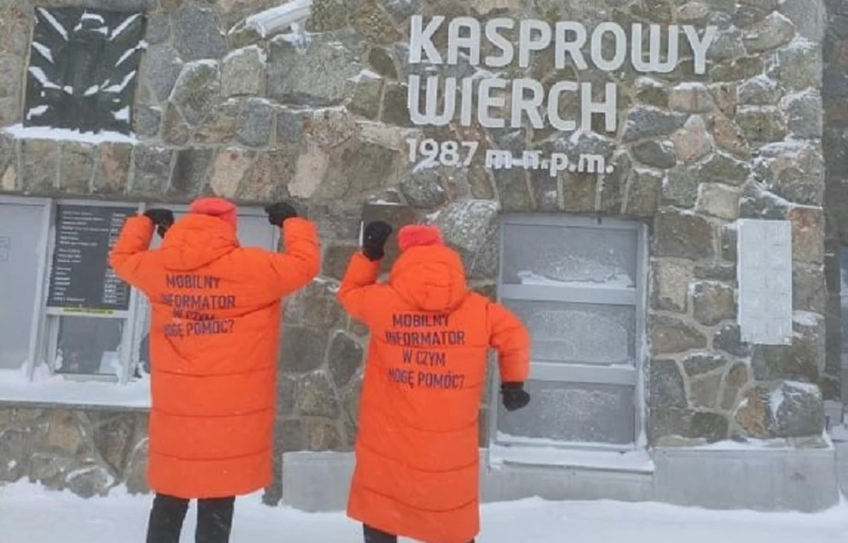"Mobilny informator. W czym mogę pomóc?" - to napis na specjalnej pomarańczowej kurtce tzw. mobilnych informatorów na Kasprowym Wierchu. Osób, które przez całe ferie zimowe będą pomagać turystom.
