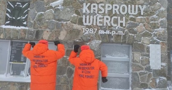 "Mobilny informator. W czym mogę pomóc?" - to napis na specjalnej pomarańczowej kurtce tzw. mobilnych informatorów na Kasprowym Wierchu. Osób, które przez całe ferie zimowe będą pomagać turystom.
