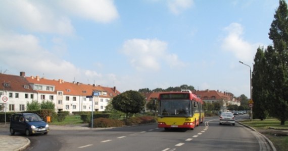 Dziś podpisano umowę z wykonawcą ostatniego odcinka Trasy Autobusowo-Tramwajowej (TAT) na wrocławski Nowy Dwór - firmą Skanska. Będzie mieć ona blisko dwa kilometry, a koszt budowy wyniesie ponad 72 miliony złotych. Prace mają rozpocząć się 5 lutego i potrwać 15 miesięcy.