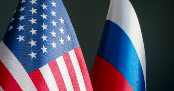 Sekretarz stanu USA Antony Blinken we wtorek odbył rozmowę telefoniczną ze swoim rosyjskim odpowiednikiem Siergiejem Ławrowem. W rozmowie Blinken wezwał Kreml do dyplomatycznego rozwiązania kryzysu. Zadeklarował też "niezachwiane zobowiązanie" USA na rzecz suwerenności Ukrainy - podał Departament Stanu.