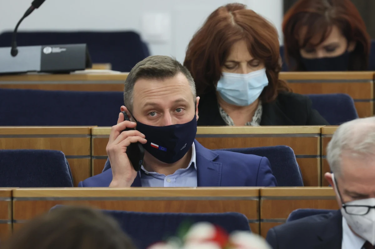 "To jedyna prawidłowa decyzja, jaką mogła podjąć nawet najbardziej upolityczniona prokuratura" – tak Krzysztof Brejza komentuje wszczęcie postępowania przez Prokuraturę Okręgową w Ostrowie Wielkopolskim ws. zhakowania jego telefonu. Śledczy podjęli decyzję prawie cztery miesiące od zawiadomienia, jakie złożył sam polityk. On sam mówi w rozmowie z RMF FM, że "ma głębokie wątpliwości, czy sprawa zostanie wyjaśniona".