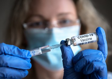 Powikłania po szczepionce przeciwko Covid-19. Naukowcy znają przyczynę