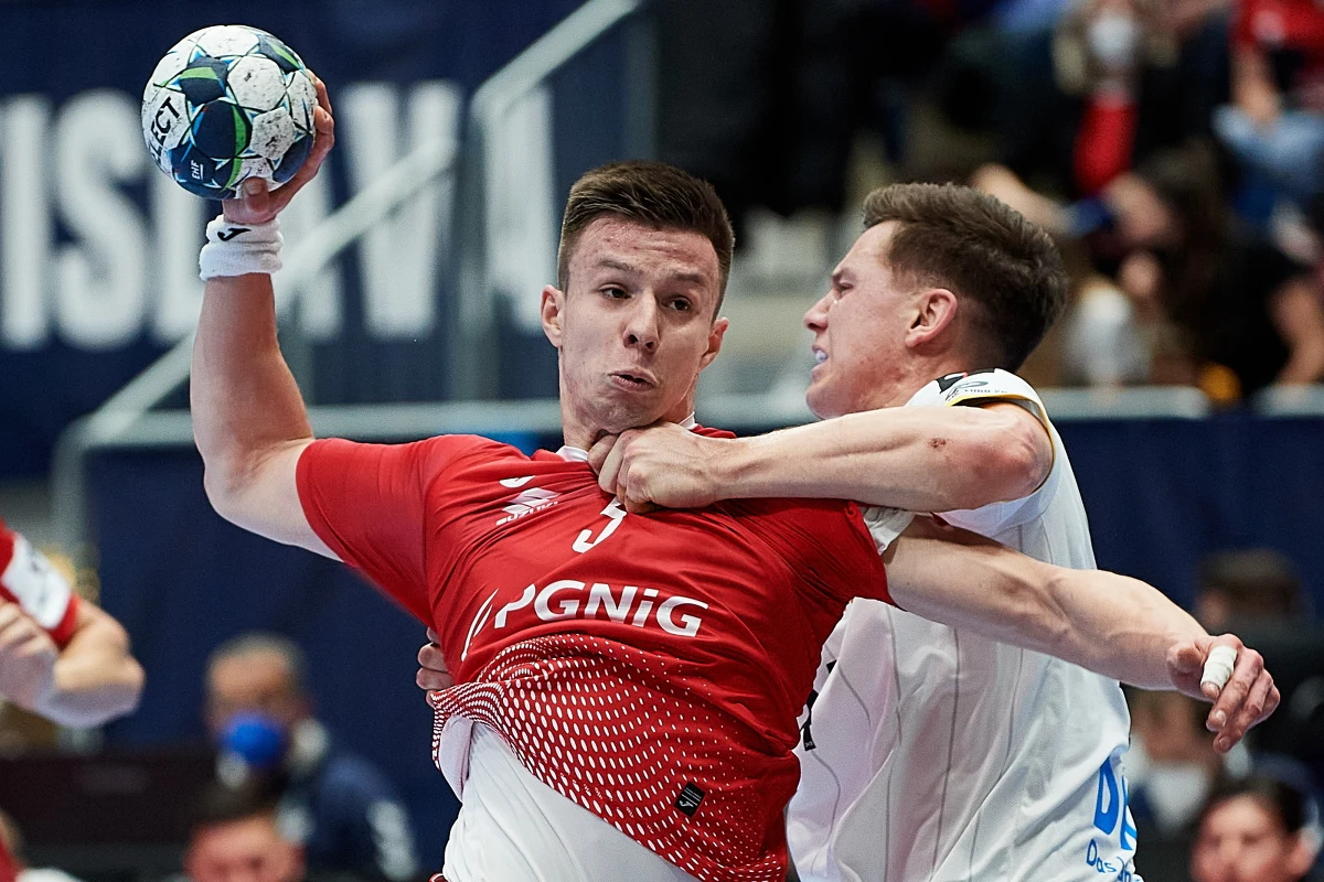 Polscy piłkarze ręczni przegrali 23-30 (12-15) z Niemcami w Bratysławie w ostatnim meczu pierwszej fazy grupowej mistrzostw Europy. Dzięki wygranym w dwóch pierwszych meczach Biało-Czerwoni awansowali do drugiej rundy.