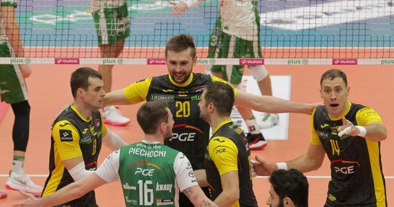 PGE Skra Bełchatów zagra w ćwierćfinale Pucharu CEV. W rewanżowym meczu 1/8 finału siatkarze Skry pokonali u siebie bułgarski Neftochimik Burgas 3:1 (25:10, 24:26, 25:15, 25:14).