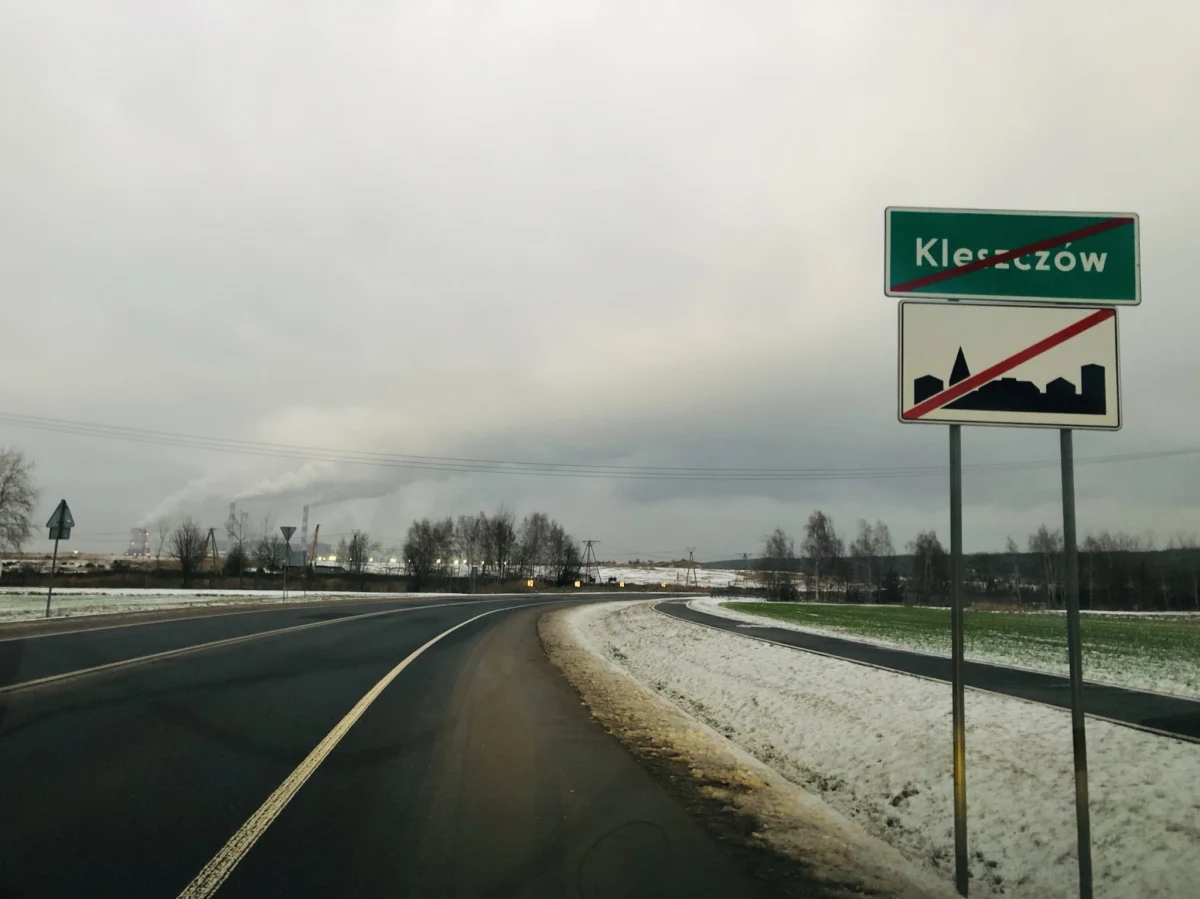 Prawie 2600 osób na 2656 głosujących było za tym, żeby Rada Gminy Kleszczów wyraziła opinię negatywną w uchwale na temat podziału terytorium gminy. Tym samym mieszkańcy zobowiązali władze gminy, aby skierowały wniosek do Trybunału Konstytucyjnego. Sędziowie Trybunału mieliby sprawdzić czy decyzja rządu o zabraniu gminie części terenu z Elektrownią Bełchatów, była zgodna z konstytucją.