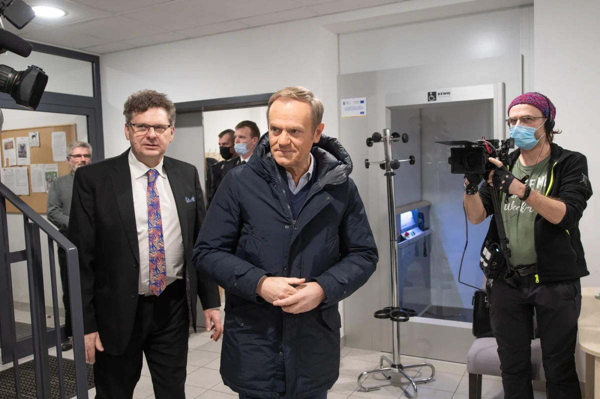 „Mało prawdopodobne, by prezes PiS Jarosław Kaczyński odważył się zeznawać przed NIK; to mogłoby oznaczać koniec PiS” - powiedział we wtorek szef PO Donald Tusk, pytany o zapowiedź przeprowadzenia przez NIK kontroli ws. nadzoru państwa nad służbami, w której świadkiem miałby być Jarosław Kaczyński.