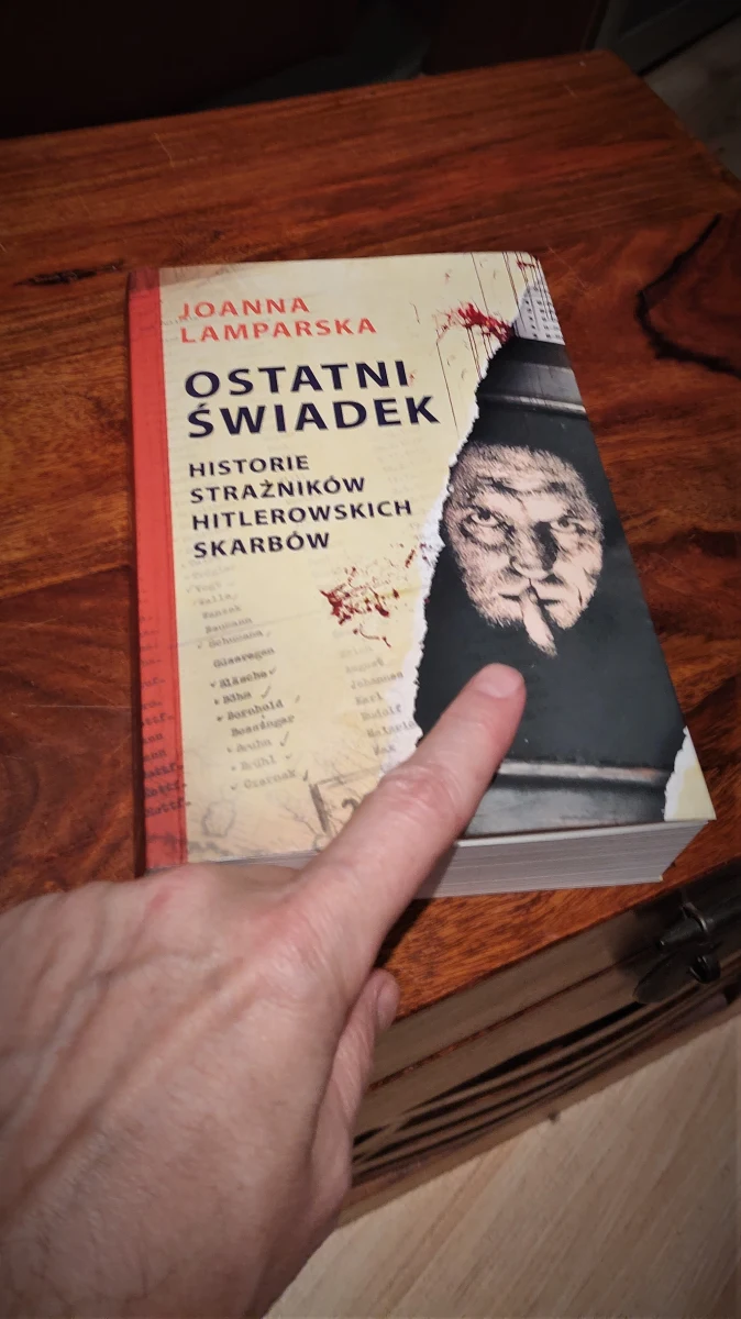 Pamiętam, gdy byłem mały, wykopywałem dziewczynkom "aniołki". To były ich sekretne "skarby" skrywane płytko w ziemi, tuż pod ścianą bloku: kwiatuszki najkolorowsze, najukochańsze oraz świecące w słońcu skrawki cynfolii przykryte w dołku szkiełkiem z butelki i zasypane grudkami gleby. Niszczenie "aniołka" było jak gwałt, czyn straszny, bezbożny i budzący dreszcze w ciałku podłego chłopca, jakim bez wątpienia w takich chwilach byłem. 