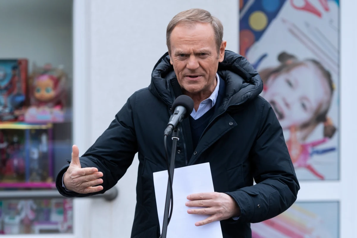 Sposobem na zwiększenie liczby zaszczepionych w Polsce jest decyzja o paszporcie covidowym. Wiele sfer życia publicznego powinno być dostępnych wyłącznie dla osób, które są przetestowane lub zaszczepione. To nie ekwilibrystyka, akrobatyka czy potrójne salto w powietrzu - powiedział lider Platformy Obywatelskiej Donald Tusk.