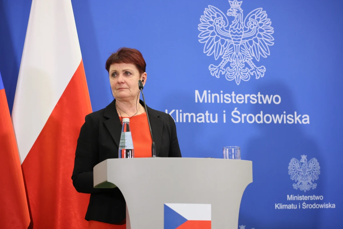 Po rozmowach o sytuacji wokół kopalni węgla brunatnego Turów minister środowiska Czech Anna Hubaczkova zapowiedziała, że w środę będzie rozmawiać telefonicznie z minister klimatu i środowiska Anną Moskwą. Nie chciała jednak wyjawić szczegółów związanych z prowadzonymi rozmowami w Warszawie. „Chcę wywiązać się z obietnicy, którą dałyśmy sobie z Panią Minister, że zachowamy dyskrecję” – tłumaczyła czeskim dziennikarzom.