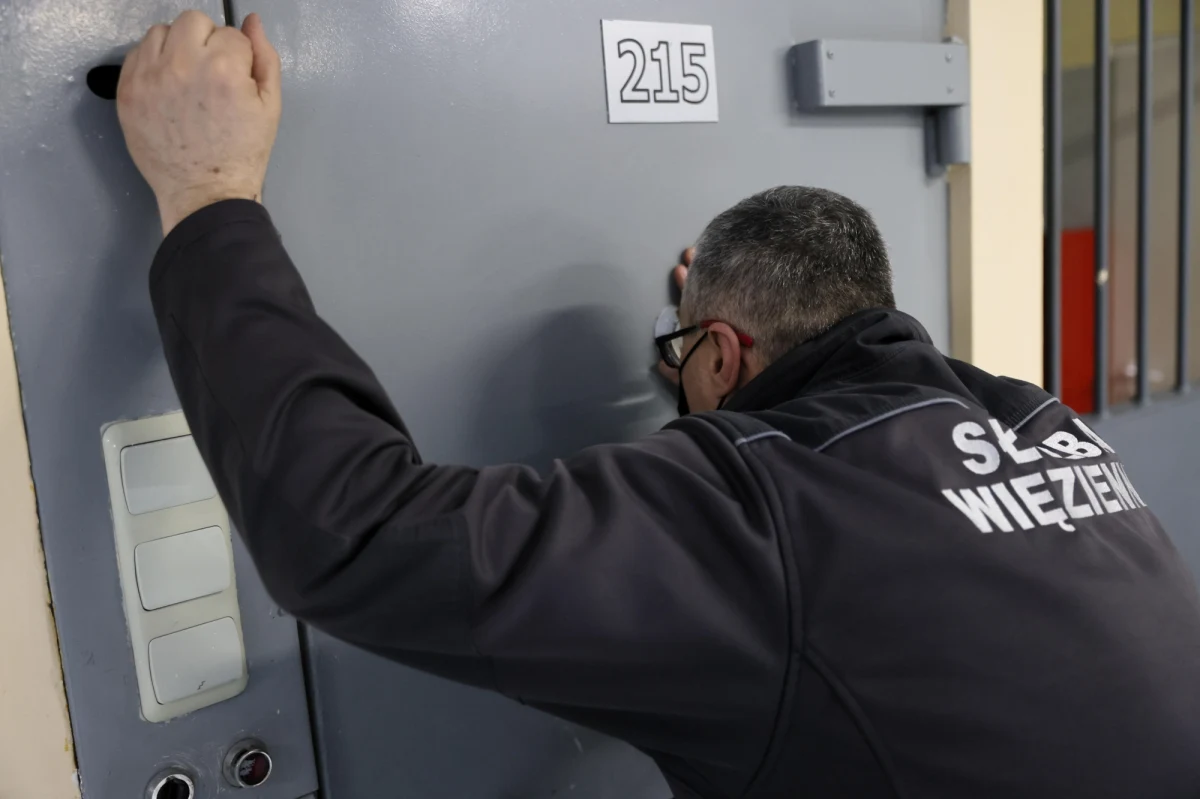 Czujemy się wykiwani przez resort sprawiedliwości - mówi RMF FM szef Solidarności w Służbie Więziennej Andrzej Kołodziejski. Związkowcy nie zgadzają się na pomysł podziału wynegocjowanych w zeszłym roku podwyżek, bo twierdzą, że dostaną mniej, niż zaplanowano w porozumieniu. 