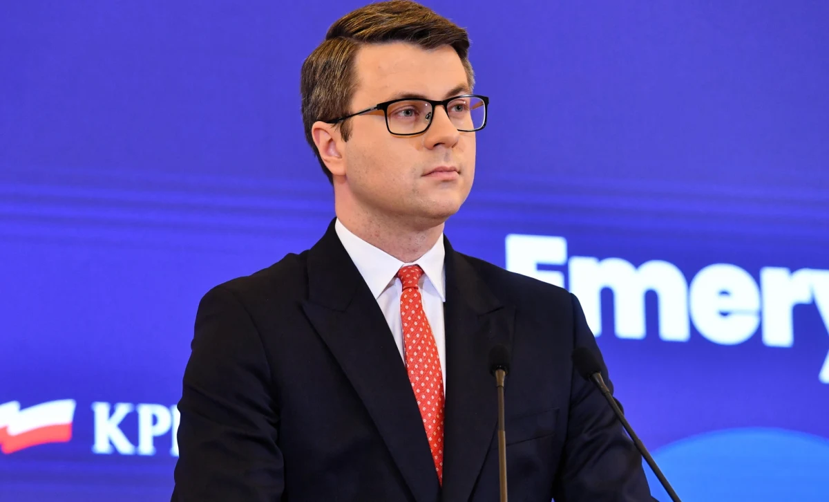 Rząd jest zdeterminowany, żeby wprowadzić proporcjonalne i odpowiednie środki do walki z epidemią Covid-19 - podkreślił w rozmowie z PAP rzecznik rządu Piotr Müller. We wtorek Rada Ministrów pozytywnie oceniła tzw. projekt Hoca dotyczący weryfikacji covidowej. Według informacji RMF FM od sukcesu tej ustawy uzależnia swoją obecność w rządu minister zdrowia Adam Niedzielski. 