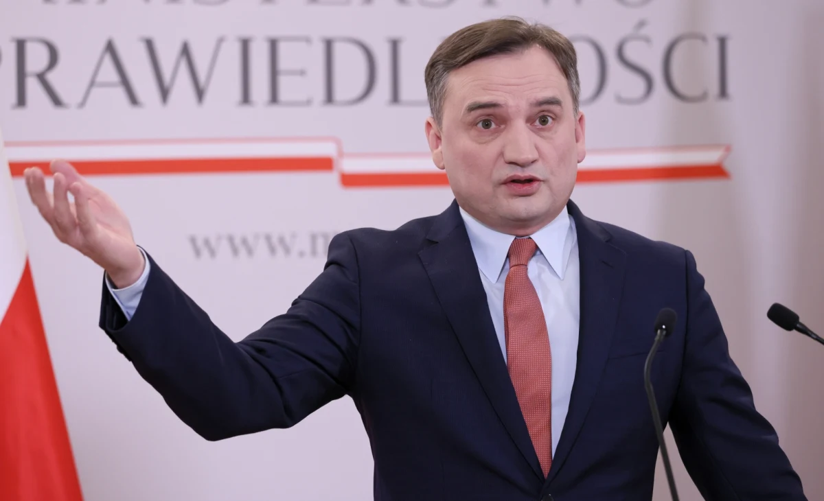 Prokuratura wystąpiła z wnioskiem do sądu o aresztowanie Romana Giertycha, ponieważ postawił się ponad polskim prawem. Uporczywie nie stawia się przed prokuratorem. Był już wzywany kilkadziesiąt razy - na ponad 20 terminów - powiedział minister sprawiedliwości Zbigniew Ziobro w rozmowie z "Gazetą Polską".
