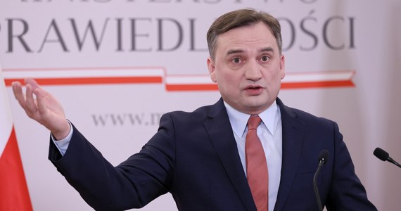 Prokuratura wystąpiła z wnioskiem do sądu o aresztowanie Romana Giertycha, ponieważ postawił się ponad polskim prawem. Uporczywie nie stawia się przed prokuratorem. Był już wzywany kilkadziesiąt razy - na ponad 20 terminów - powiedział minister sprawiedliwości Zbigniew Ziobro w rozmowie z "Gazetą Polską".
