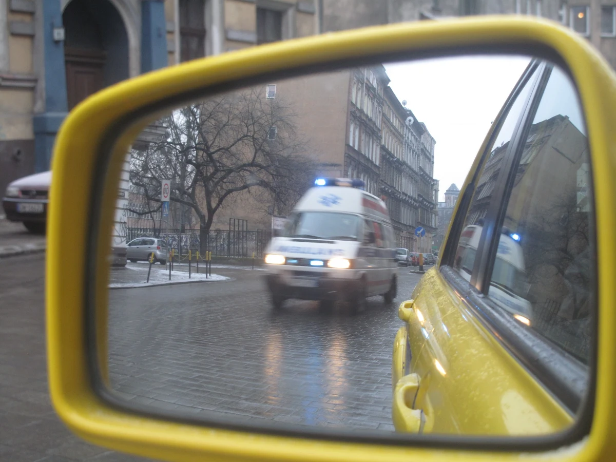 Specjalny trzeci sygnał – tym razem radiowy – o pojazdach uprzywilejowanych ma poprawić bezpieczeństwo na drogach. Kierowca go usłyszy nawet przy wyłączonym radiu – pisze "Rzeczpospolita".