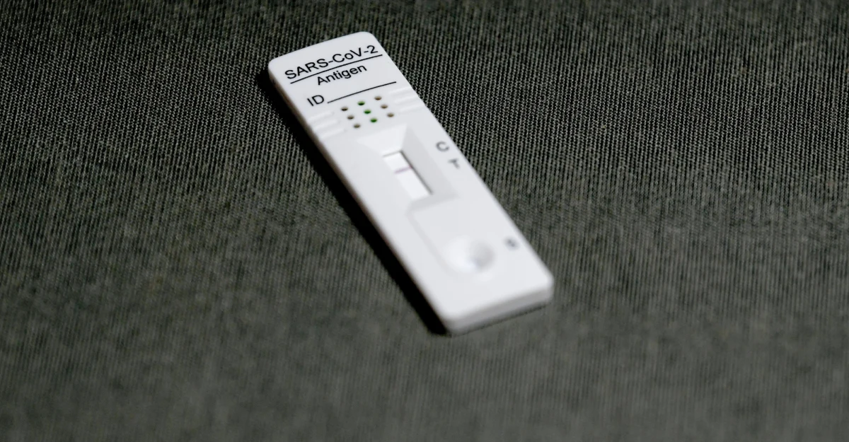 ​W ciągu czterech miesięcy gwałtownie wzrosła w Polsce sprzedaż testów na Covid-19 w aptekach - wynika z danych firmy PEX PharmaSequence, do których dotarł portal 300gospodarka.pl. W grudniu co czwarty test był poza oficjalnym systemem, a w styczniu już co trzeci. 