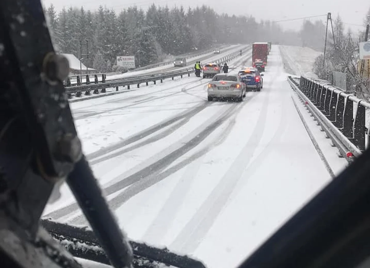 Nietypowa sytuacja na zakopiance. Zator na drodze był spowodowany przez ciężarówki, które nie mogły wjechać na śliskie wzniesienie, a piaskarka nie mogła dojechać na miejsce, ponieważ stała w korku. Przejeżdżający drogą z Zakopanego krakowscy policjanci po dojechaniu do zatoru instruowali kierowców stojących w korku, jak zrobić "korytarz życia".
