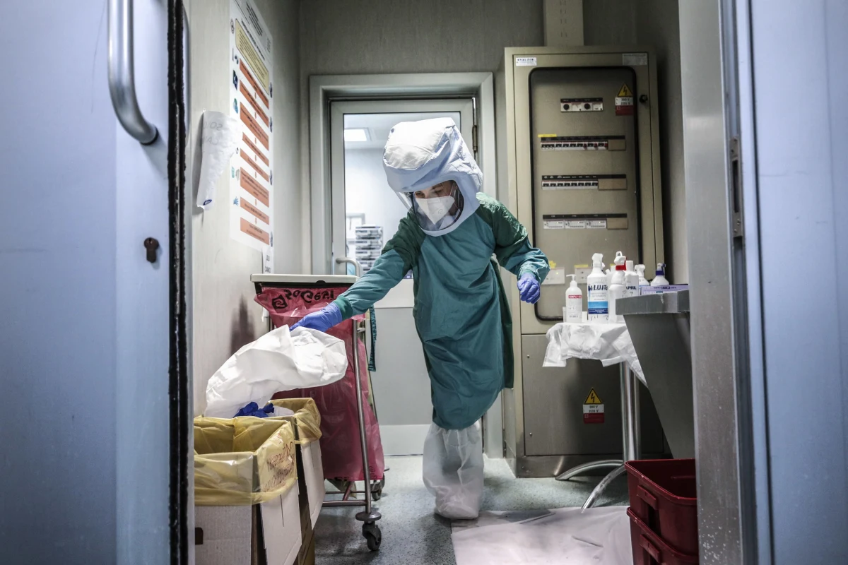 Mamy 30 586 nowych przypadków zakażeń koronawirusem - poinformował Adam Niedzielski. Dodał także, że rekordowa jest przy tym ilość wykonanych testów w ciągu ostatniej doby. "Wkroczyliśmy w piątą falę, która będzie dynamicznie się rozwijała" – stwierdził szef resortu zdrowia.