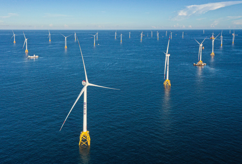 Będzie aż 20 razy większa pod względem produkowanej mocy od dotychczasowej rekordzistki i powstanie u wybrzeża Walii. Mowa o największej na świecie pływającej elektrowni wiatrowej, którą wybuduje konsorcjum francuskiej firmy energetycznej EDF i irlandzkiej DP. Farma wiatrowa będzie dostarczać energię do niespełna miliona domów.