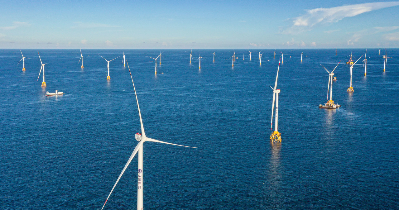 Będzie aż 20 razy większa pod względem produkowanej mocy od dotychczasowej rekordzistki i powstanie u wybrzeża Walii. Mowa o największej na świecie pływającej elektrowni wiatrowej, którą wybuduje konsorcjum francuskiej firmy energetycznej EDF i irlandzkiej DP. Farma wiatrowa będzie dostarczać energię do niespełna miliona domów.