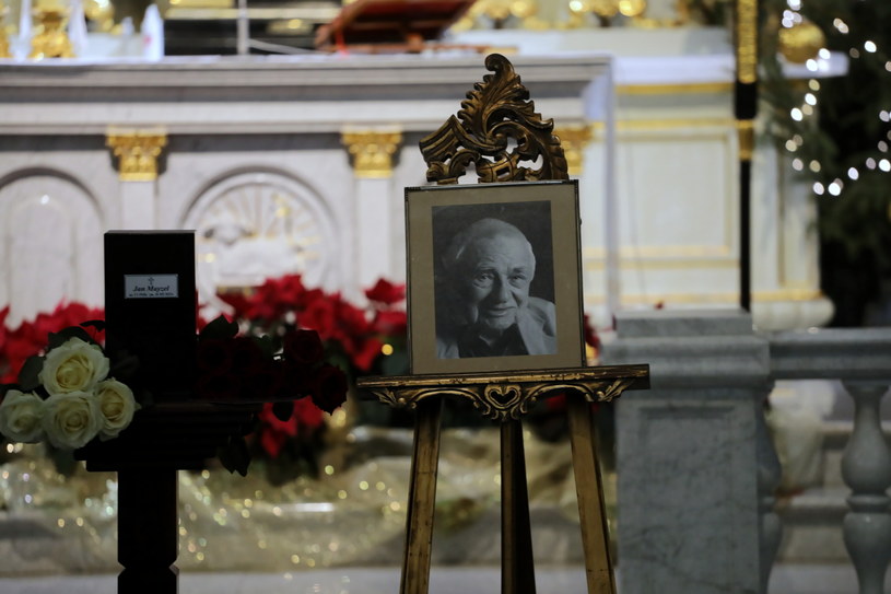 W środę w kościele św. Karola Boromeusza na Starych Powązkach w Warszawie odbyło się ostatnie pożegnanie aktora Jana Mayzela. Znany z filmu "Miś" i serialu "Klan" artysta spoczął na miejscowym cmentarzu.