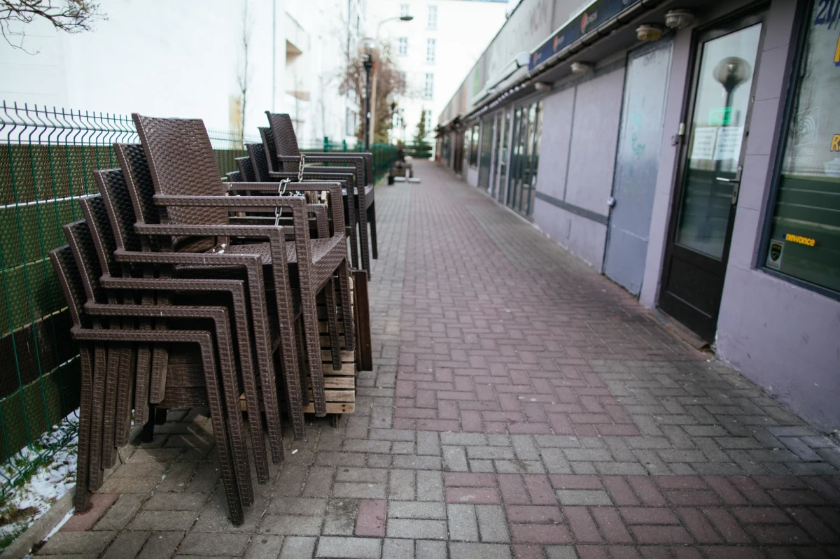 Lockdown jako taki raczej nie jest i nie będzie instrumentem wykorzystywanym w polityce epidemicznej, tak jak to było w poprzednich falach. Planujemy pójść w kierunku powszechnego stosowania certyfikatów  - powiedział w środę minister zdrowia Adam Niedzielski. Najnowsze dane ws. zakażeń koronawirusem mówią o ponad 30 tysiącach osób. "Sytuacja robi się trudna" - zaznaczył szef resortu zdrowia. 