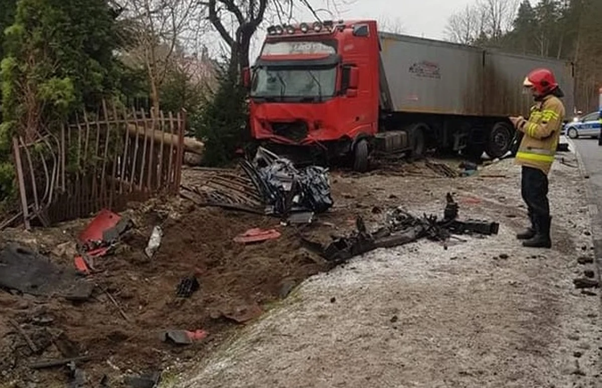 Jedna osoba zginęła, dwie zostały ranne w wypadku, do którego doszło w miejscowości Sewerynów na Mazowszu. W wypadku brały udział dwa TIR-y i jedno auto osobowe.  Droga krajowa nr 48 w miejscu, gdzie doszło do zdarzenia jest zablokowana.