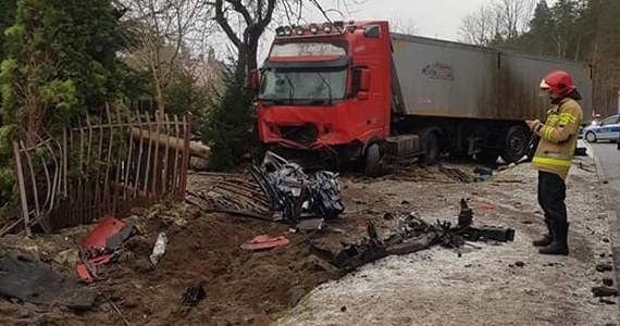 Jedna osoba zginęła, dwie zostały ranne w wypadku, do którego doszło w miejscowości Sewerynów na Mazowszu. W wypadku brały udział dwa TIR-y i jedno auto osobowe.  Droga krajowa nr 48 w miejscu, gdzie doszło do zdarzenia jest zablokowana.