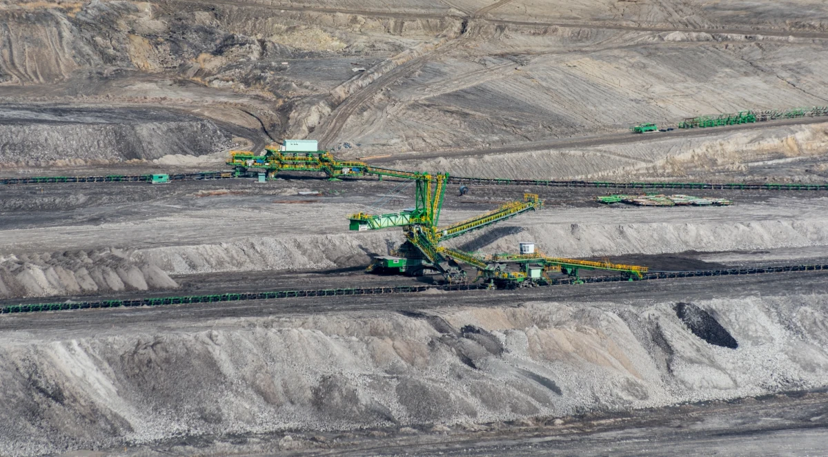 ​Polska nie zapłaciła pierwszej transzy kary za kopalnię Turów, mimo że wczoraj minął ostateczny termin płatności - dowiedziała się w Komisji Europejskiej dziennikarka RMF FM Katarzyna Szymańska-Borginon. Budżet Polski straci więc ponad 15 mln euro. Chodzi o nałożoną 20 września przez TSUE karę pół miliona euro dziennie za niewstrzymanie działalności kopalni węgla brunatnego w Turowie. Pierwsza transza opiewa na sumę 15 mln euro i 30 tys. euro karnych odsetek. Pierwsze wezwanie do zapłaty Bruksela wysłała w listopadzie zeszłego roku.