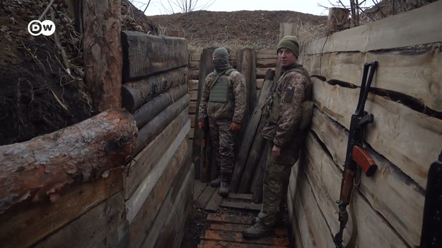 Po ośmiu latach ostrzałów w Doniecku pozostało niewielu cywilów. Dziś są tu głównie bezpańskie psy i żołnierze. Po drugiej stronie frontu separatyści wspierani przez Rosję umacniają swoje pozycje. Każda strona mówi o możliwej eskalacji, ale jak podkreśla jeden z ukraińskich żołnierzy, "cokolwiek się stanie, nasza armia jest w dużo lepszej kondycji niż w 2014 roku".