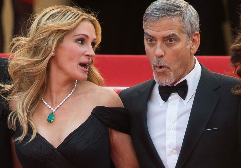 George Clooney i Julia Roberts wrócili do Stanów Zjednoczonych z Australii, gdzie brali udział w zdjęciach do komedii romantycznej „Ticket to Paradise”. Powodem ich powrotu jest przymusowa przerwa w zdjęciach. Według źródeł, na które powołuje się portal „Variety”, prace na planie zawieszono z powodu wzrostu liczby zakażeń COVID-19 w australijskim stanie Queensland.