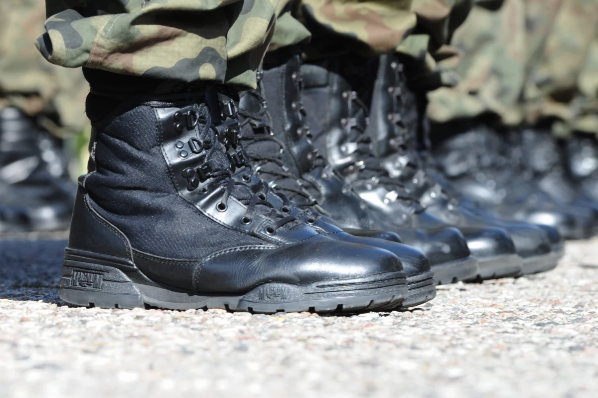 Dozór policji połączony z zakazem kontaktowania się z określonymi osobami, a także zakaz opuszczania kraju wraz z zatrzymaniem paszportu zastosowała wojskowa prokuratura wobec producenta obuwia z Nowego Targu. Usłyszał on zarzut dotyczący zastosowania gorszej jakości materiałów w zamówionych przez wojsko butach – poinformowała Aleksandra Skrzyniarz rzeczniczka Prokuratury Okręgowej w Warszawie.