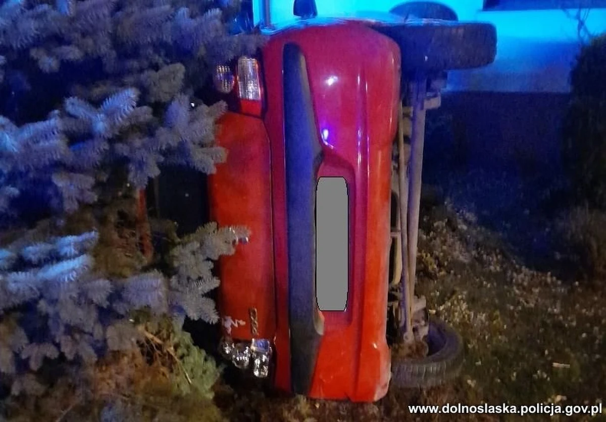 1,2 promila alkoholu w organizmie miała kobieta, która w powiecie milickim wiozła samochodem swoją 8-letnią córkę. Pojazd, którym kierowała, zjechał z drogi i przewrócił się na bok. 