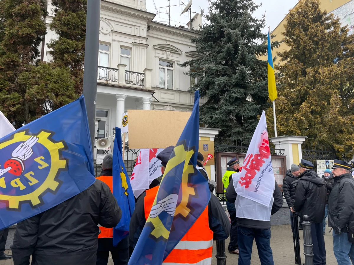 ​Przed konsulatem Ukrainy w Lublinie doszło do protestu związkowców. Domagają się odblokowania tranzytu "szerokim torem" kolejowego transportu kontenerów z Chin. 