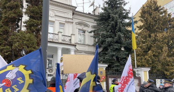 ​Przed konsulatem Ukrainy w Lublinie doszło do protestu związkowców. Domagają się odblokowania tranzytu "szerokim torem" kolejowego transportu kontenerów z Chin. 