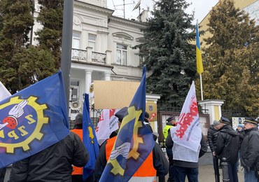 Protest związkowców PKP-LHS przed konsulatem Ukrainy w Lublinie