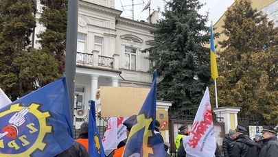 Protest związkowców PKP-LHS przed konsulatem Ukrainy w Lublinie
