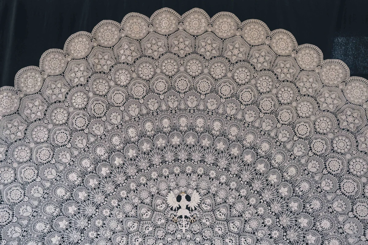 Największa na świecie serweta z koronki koniakowskiej zaprezentowana zostanie w polskim pawilonie na Expo w Dubaju. Dzieło ma średnicę 5,3 m!