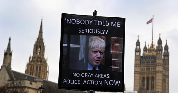 Brytyjski premier Boris Johnson nie ma powodów do śmiechu, to z niego natomiast śmieją się na Wyspach media. Powodem są imprezy na Downing Street, które odbywały się w czasie lockdownu. Temat poważny, dlaczego więc żarty z premiera? 