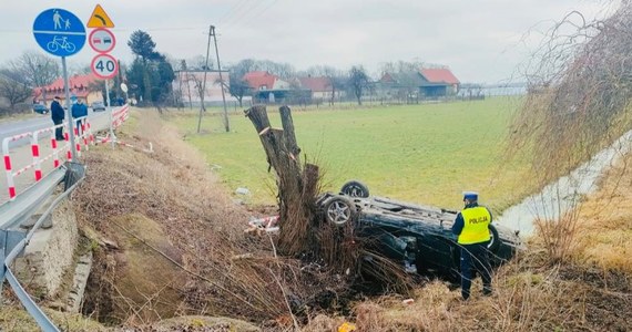 Cztery osoby trafiły do szpitala po wypadku w Radłowie (woj. wielkopolskie). BMW wypadło tam z drogi i dachowało. 