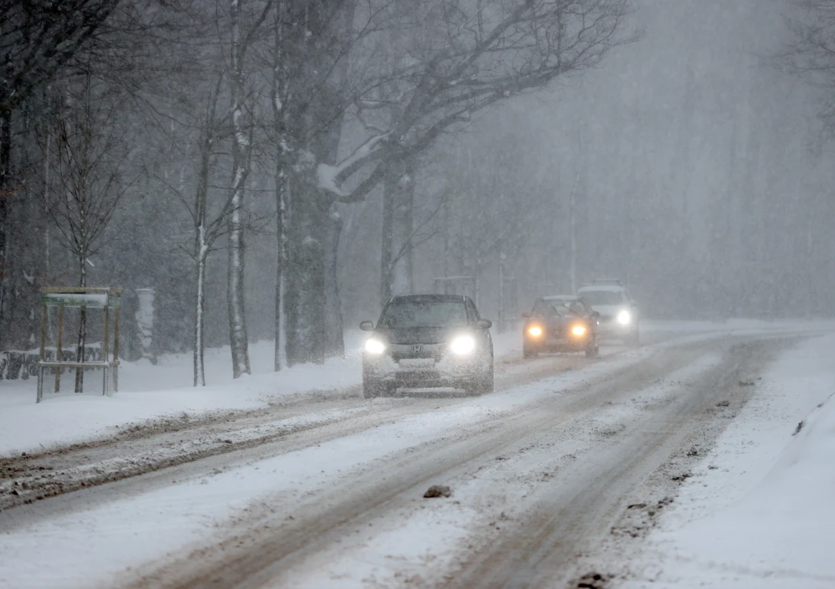 SMS-y z ostrzeżeniem dotyczącym silnego wiatru przesłano do odbiorców na terenie całego kraju - poinformowało w środę na Twitterze Rządowe Centrum Bezpieczeństwa.