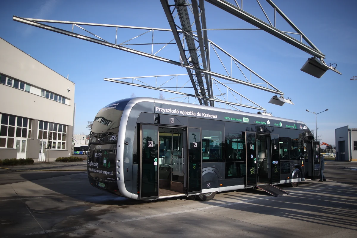 Na linię 169 w Krakowie wyjechał elektryczny autobus marki Irizar. Bezemisyjny pojazd charakteryzuje się nietypowym wyglądem. Krakowskie MPK realizuje pierwsze w Polsce testy tego autobusu.