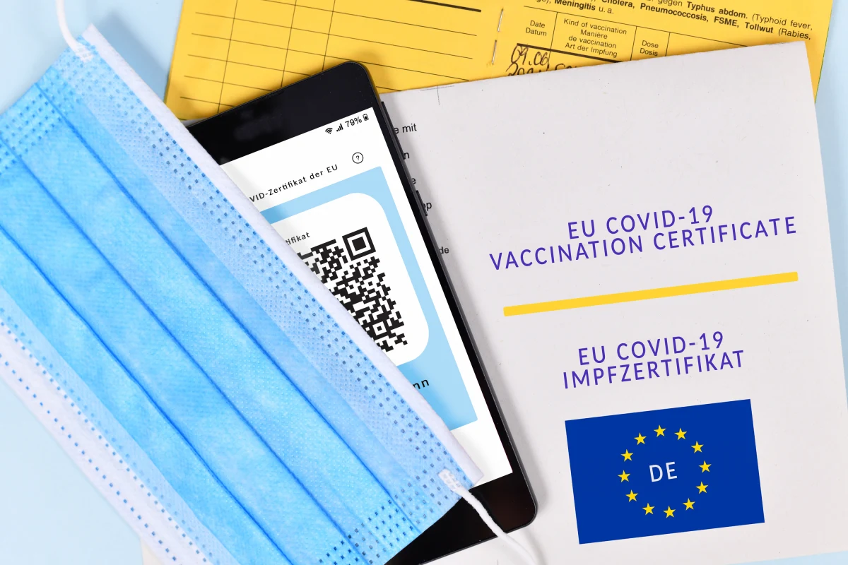 W Niemczech policja wszczęła ponad 12 tys. postępowań w sprawach dotyczących sfałszowanych dokumentów i zaświadczeń szczepień przeciw Covid-19. Od grudnia ich liczba gwałtownie rośnie - opisuje „Spiegel”.
