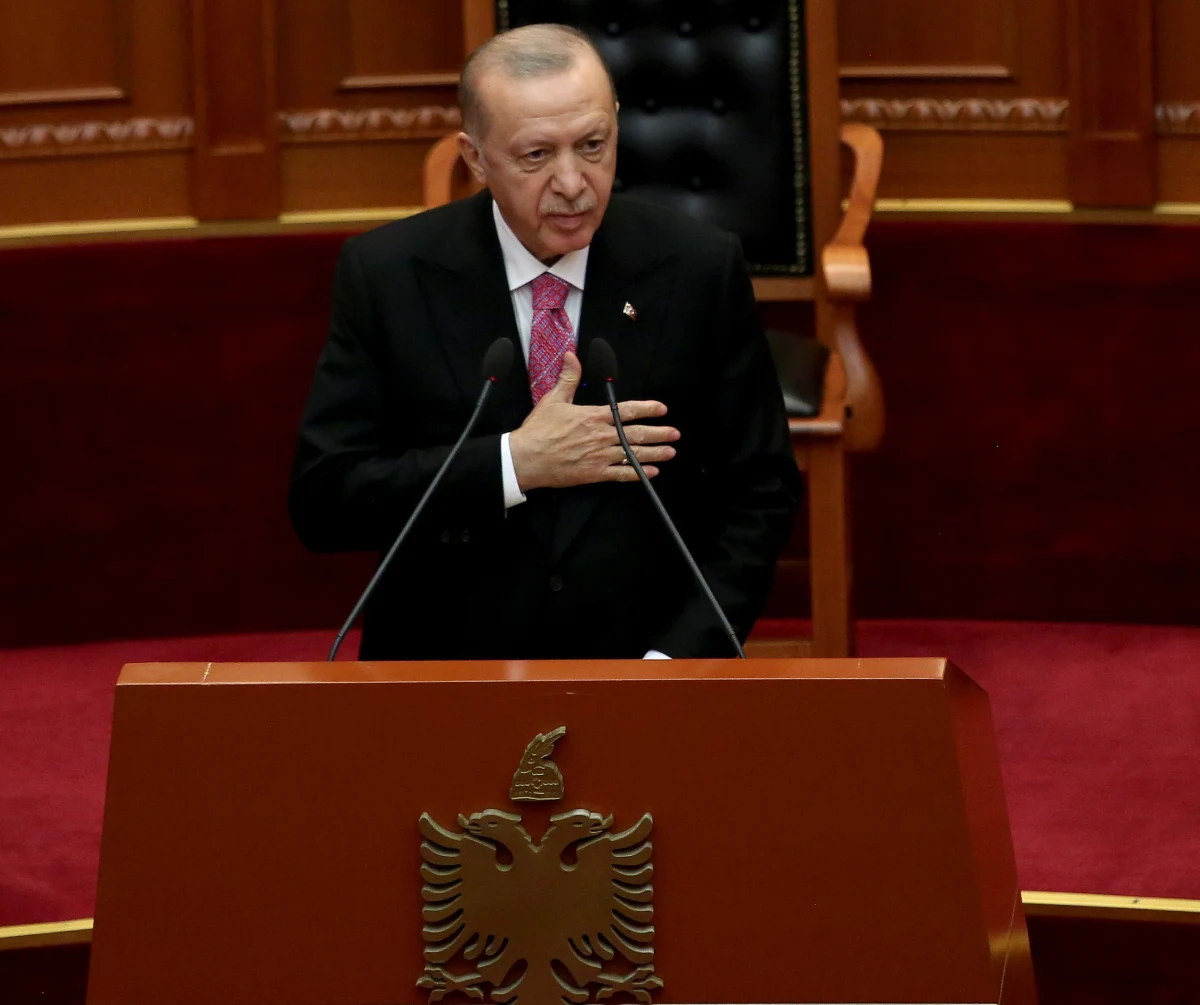 Prezydent Turcji Recep Tayyip Erdogan wezwał w środę tureckie firmy i obywateli do wymiany oszczędności zgromadzonych w obcych walutach na liry tureckie. Ma to zapobiec dalszej deprecjacji tureckiej waluty, która w ostatnich miesiącach systematycznie traci na wartości.