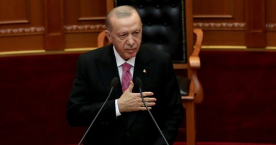 Prezydent Turcji Recep Tayyip Erdogan wezwał w środę tureckie firmy i obywateli do wymiany oszczędności zgromadzonych w obcych walutach na liry tureckie. Ma to zapobiec dalszej deprecjacji tureckiej waluty, która w ostatnich miesiącach systematycznie traci na wartości.