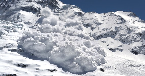 ​Lawina śnieżna zasypała w środę dwóch skialpinistów w słowackiej części Tatr Zachodnich podczas zjazdu z Hlińskiego Wierchu do Doliny Kamienistej. Jednego z nich, 25-latka nie udało się uratować - poinformowali słowaccy ratownicy górscy.